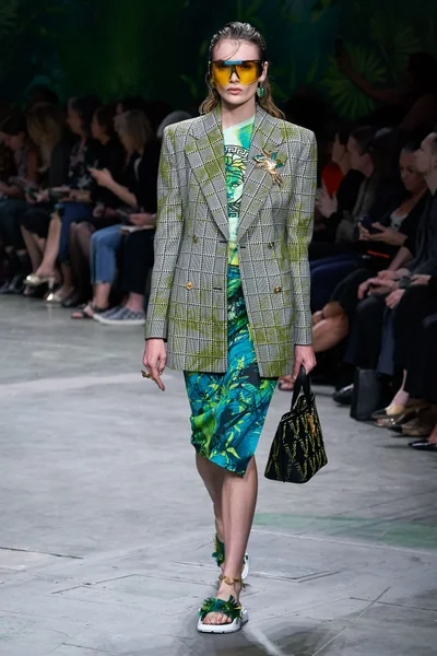 Look 19